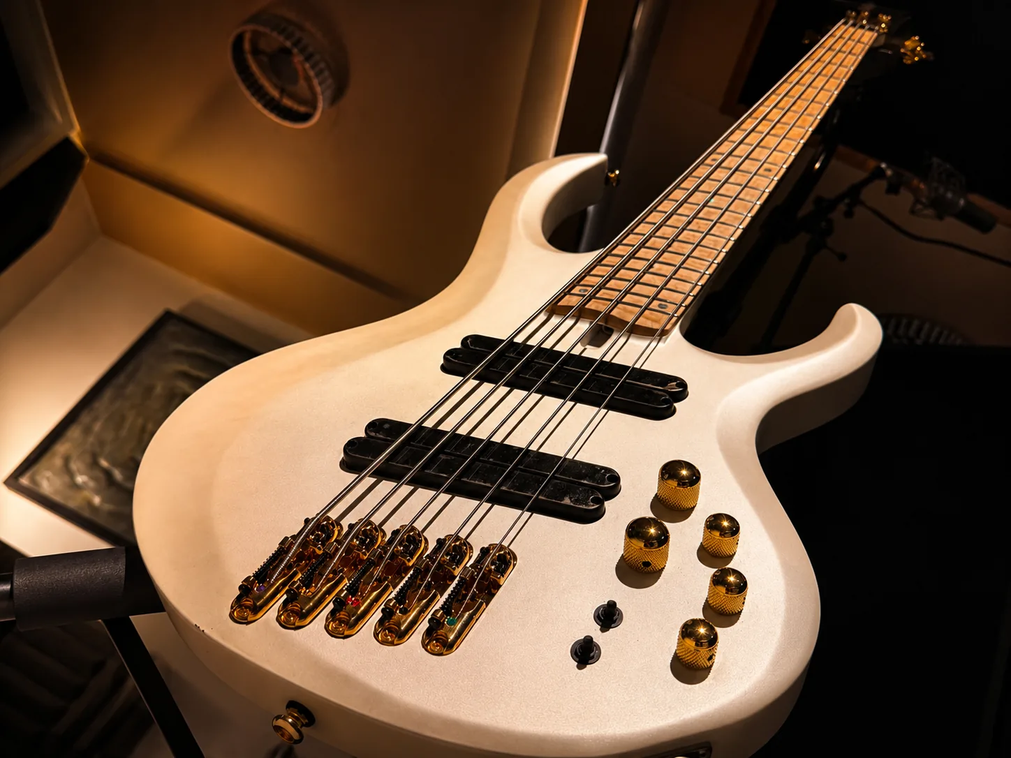 Bass guitar at Palacio Musical Studio